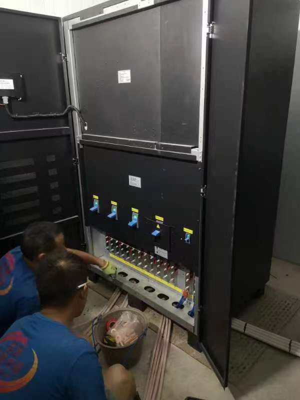 南川中醫院160KVA工頻UPS電源安裝現場