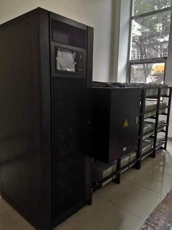 軍醫大學模塊UPS電源安裝現場